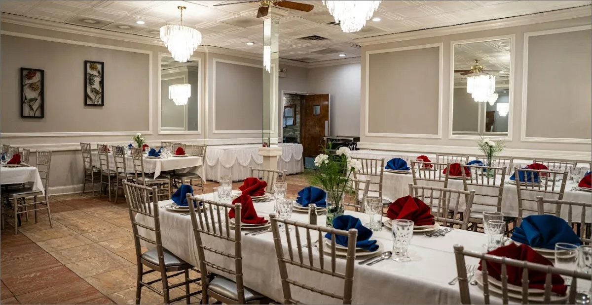 La Villa Restaurant Lounge and Banquets: Restaurant Photograph