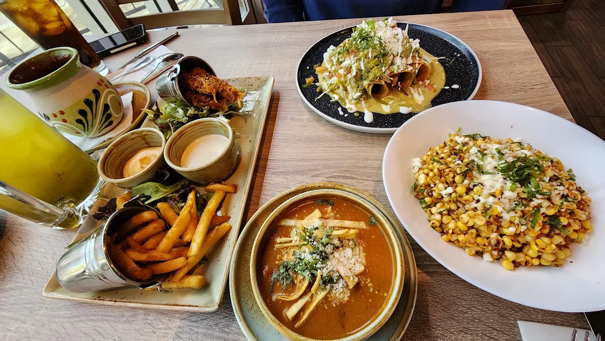 De Poca Madre Brunch Spot: Restaurant Photograph