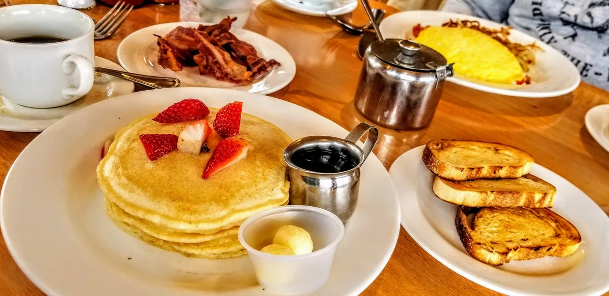 Finn's Cafe: Restaurant Food And Dining Photo