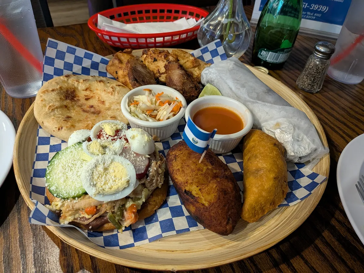 EL KACHIMBON SALVADORIAN RESTAURANT: Restaurant Photograph
