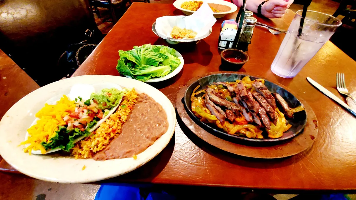 El Fenix: Restaurant Food And Dining Photo