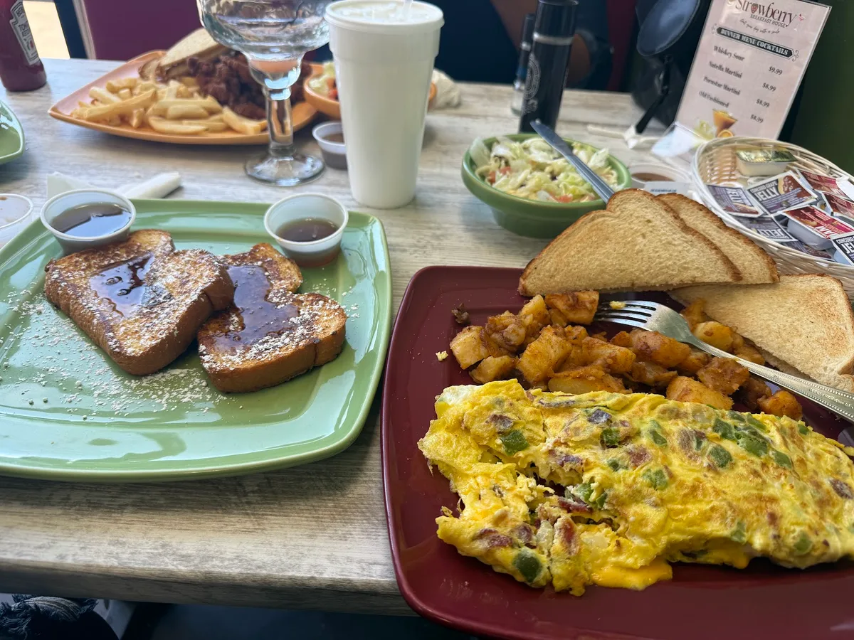 Strawberry Breakfast House: Restaurant Photograph